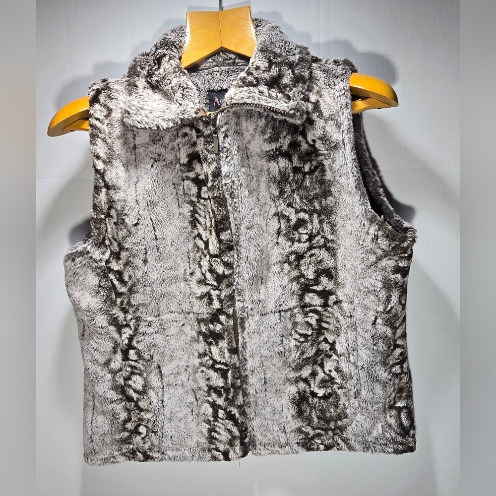 Andrea Faye size Medium VINTAGE made In USA Fauz Fur Fleece Lined Vest Beautiful